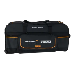 Logotipo de DEWALT en letras negras y audaces centrado sobre un fondo blanco.